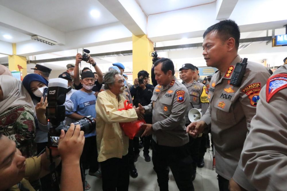 Kapolda Jatim Sampaikan Layanan SIM 3 Pilar, Jum'at Curhat di Terminal Purabaya