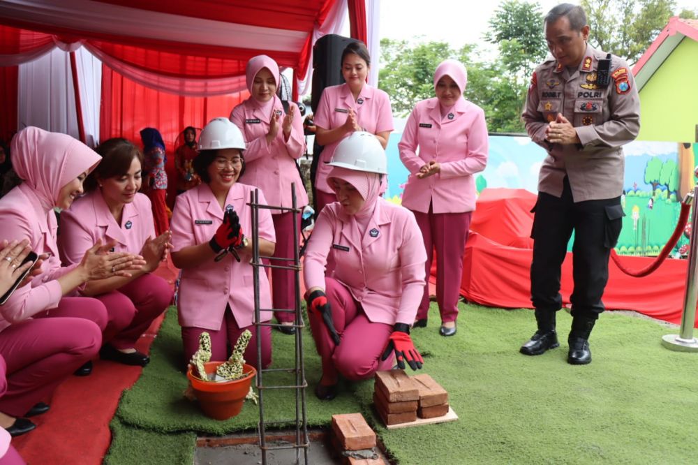 Ketua YKB Jatim saat peletakan batu pertama Kemala Bhayangkari 66