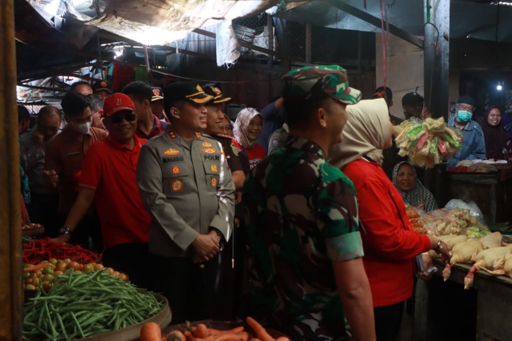 Forkopimda Nganjuk saat cek pasar tradisional terkait bahan pangan jelang ramadhan 
