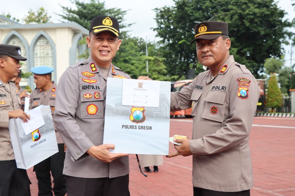 Kapolres Gresik AKBP Adhitya Panji Anom saat apel pagi berikan bingkisan anggota yang ulang tahun