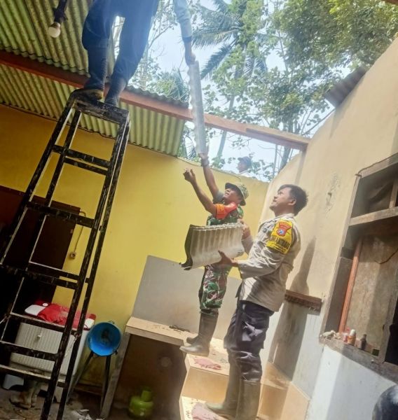 Polresta Banyuwangi gerak cepat bantu warga terdampak hujan angin