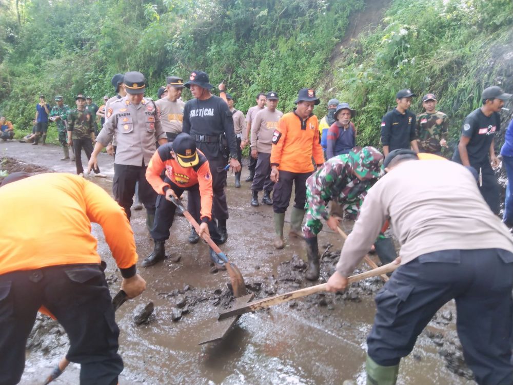 Polres Ponorogo bersama Forkopimcam lakukan pembersihan sis tanah longsor