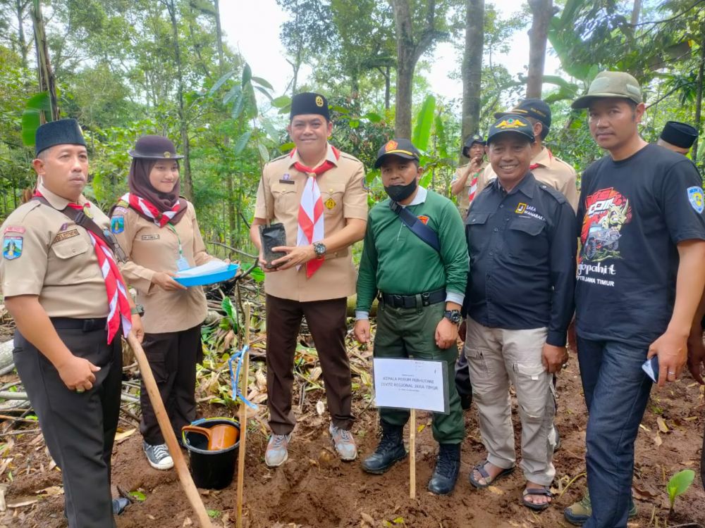 Saka Wanabakti Jatim tanam pohon di luar kawasan