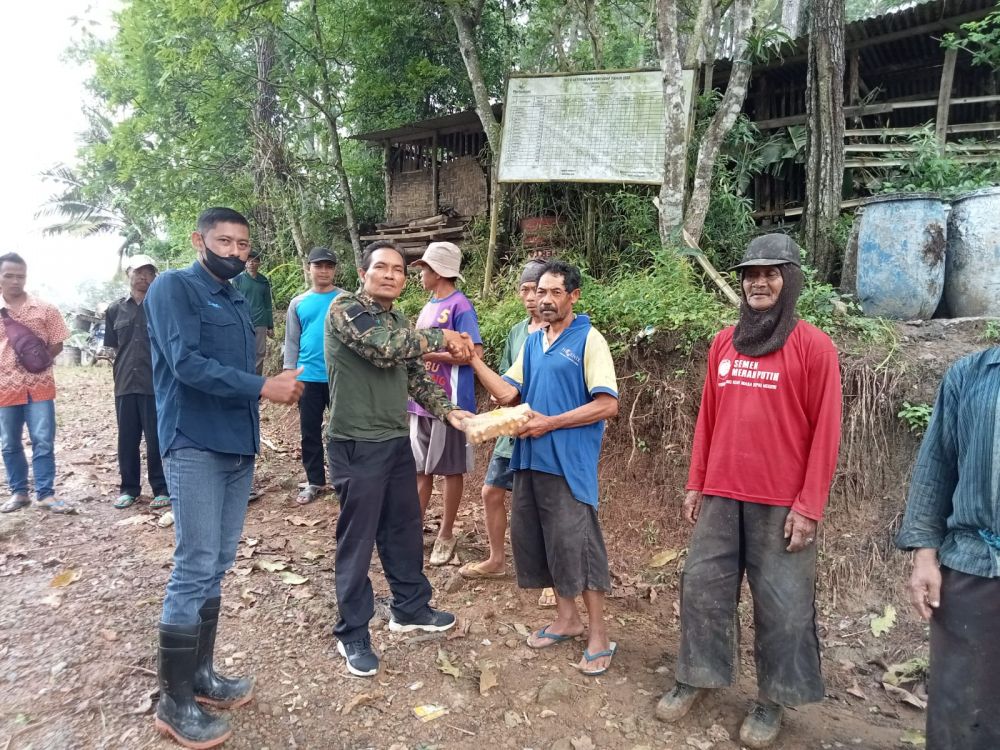Perhutani berikan bantuan APD ke penyadap getah Pinus