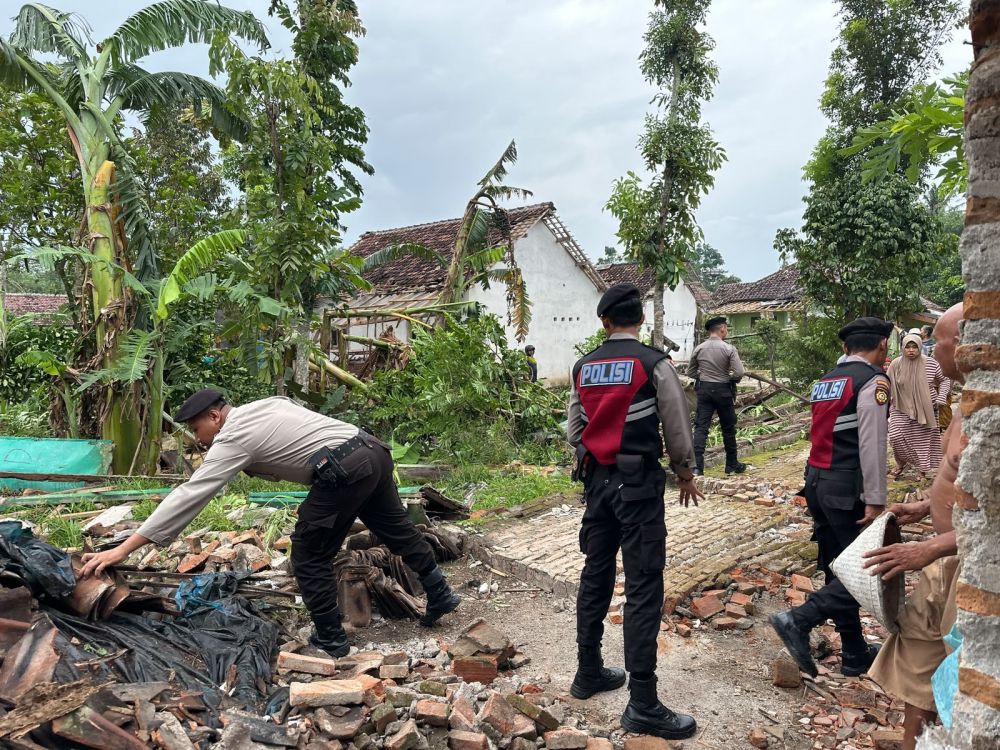Polres Jember Gercep Bantu Penanganan Akibat Angin Puting Beliung