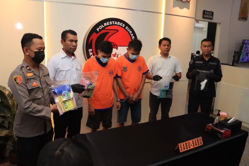 Satresnarkoba Polrestabes Surabaya amankan tersangka beserta barang buktinya