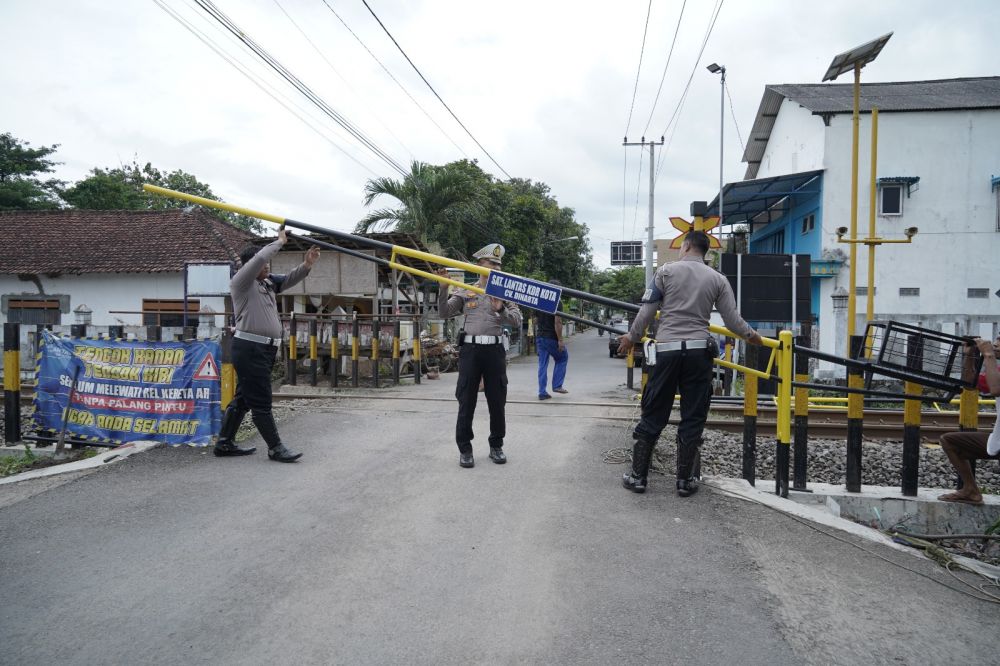 Satlantas Polres Kediri Kota pasang palang pintu perlintasan KA