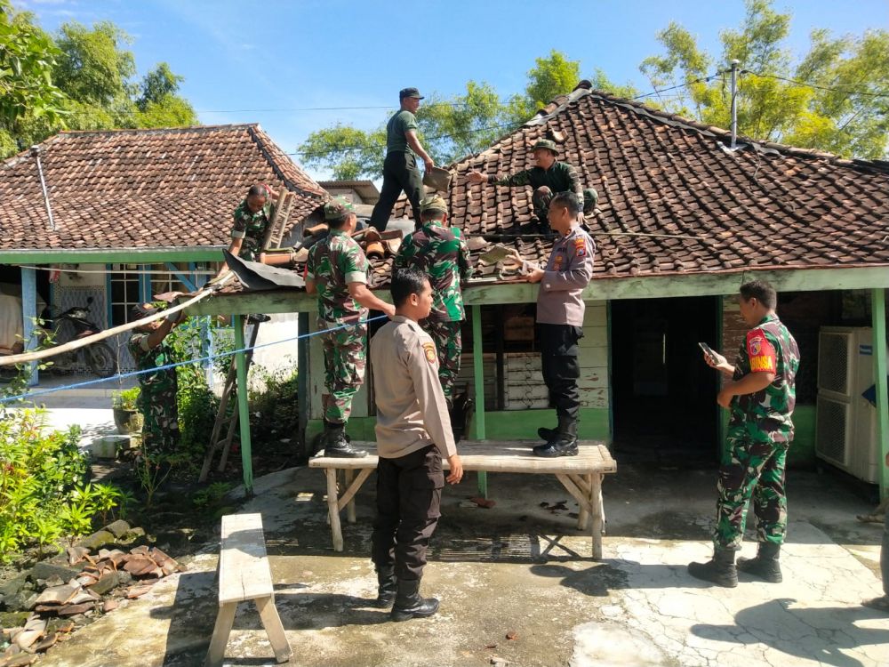 TNI-Polri bersama warga perbaiki rumah warga terdampak puting beliung