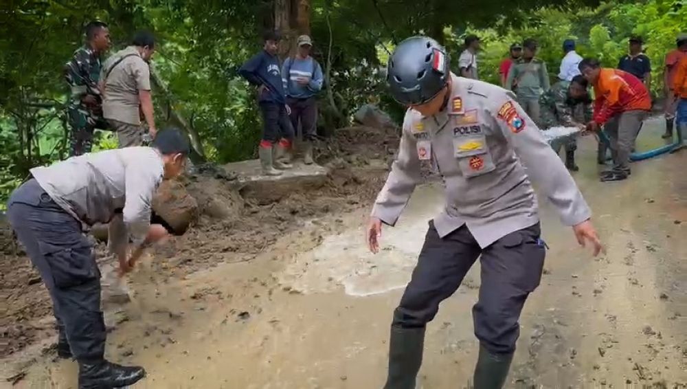Polres Jember terjunkan personil dan tim TRC BPBD bantu bersihkan sisa longsor