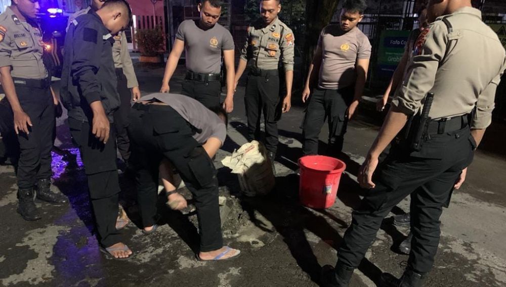 Satsamapta Polres Gresik tambal jalan berlubang antisipasi kecelakaan