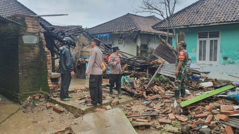 TNI-Polri bersama warga evakuasi tanah longsor di Bawean