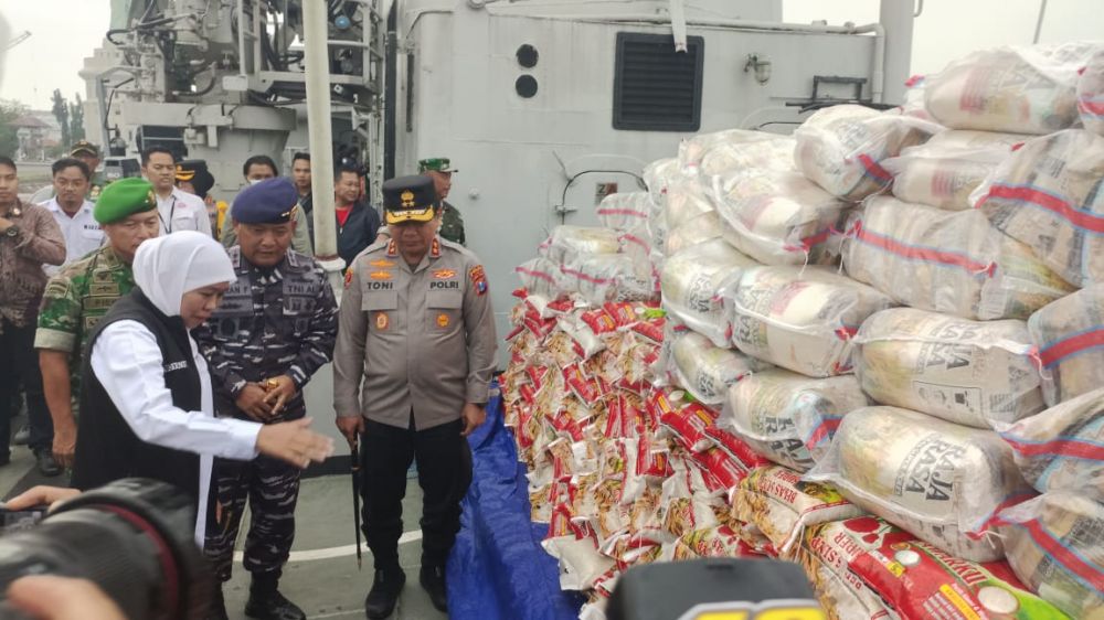 Forkopimda Jatim saat cek bahan pangan yang akan dikirim ke Masalembu