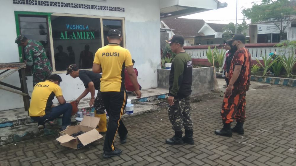 Polisi, Aremania dan warga bersihkan tempat ibadah jelang ramadhan