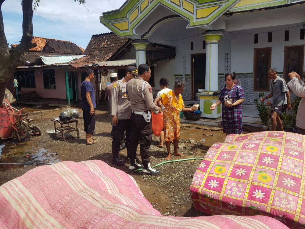 Polres Situbondo Salurkan Bantuan Makanan ke Warga Terdampak Banjir