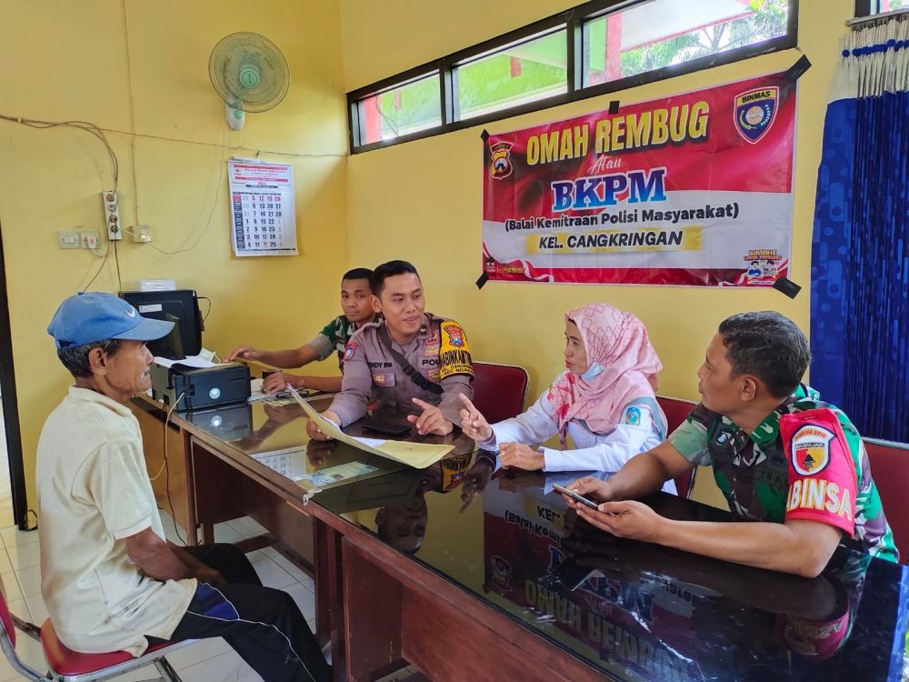 Bhabinkamtibmas Polsek Nganjuk Kota Bersama 3 Pilar Dirikan Omah Rembug dan BKPM
