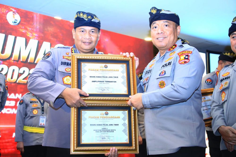 Kadiv Humas Polri Irjen Pol Dedi Prasetyo saat memberikan penghargaan kepada Kabid Humas Polda Jatim Kombespol Dirmanto di Polda Bali