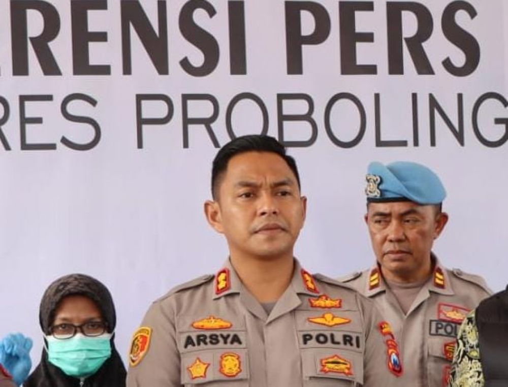 Kapolres Probolinggo AKBP Teuku Arsya Khadafi saat memberikan keterangan