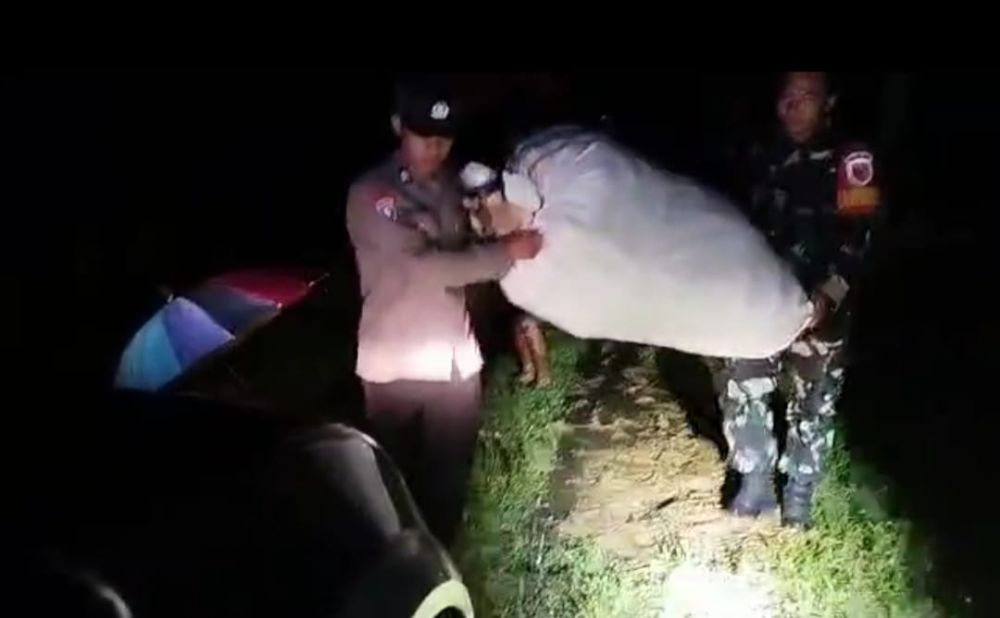 Polres Ngawi bersama Koramil Karanganyar evakuasi warga terdampak banjir