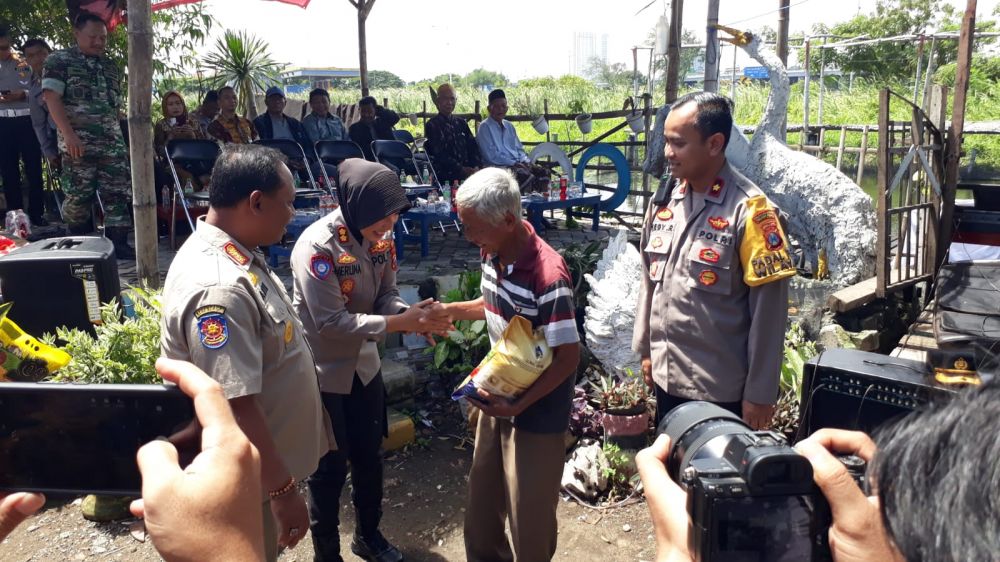 Kapolres Pelabuhan Tanjung Perak Surabaya AKBP Herlina saat bagikan sembako ke warga Jum'at Curhat