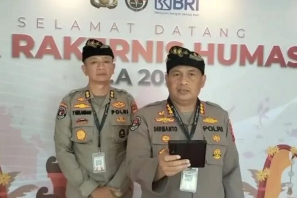 Kabid Humas Polda Jatim Kombespol Dirmanto saat memberikan keterangan