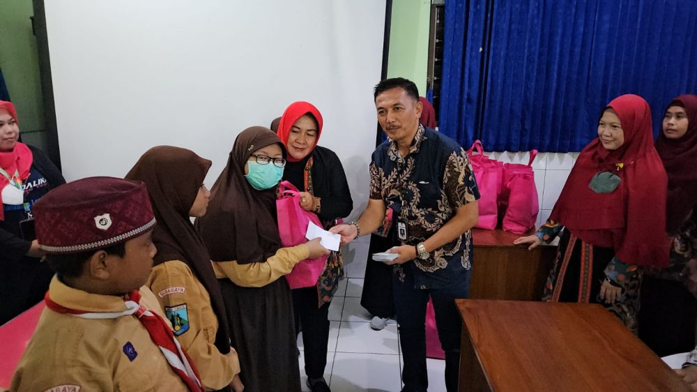 Camat Bulak Bambang Udi Ukoro saat memberikan santunan anak yatim-piatu