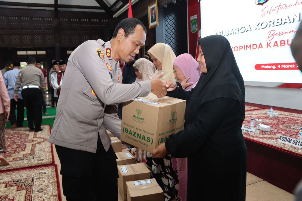 Kapolres Malang AKBP Putu Kholis Aryana saat memberikan santunan