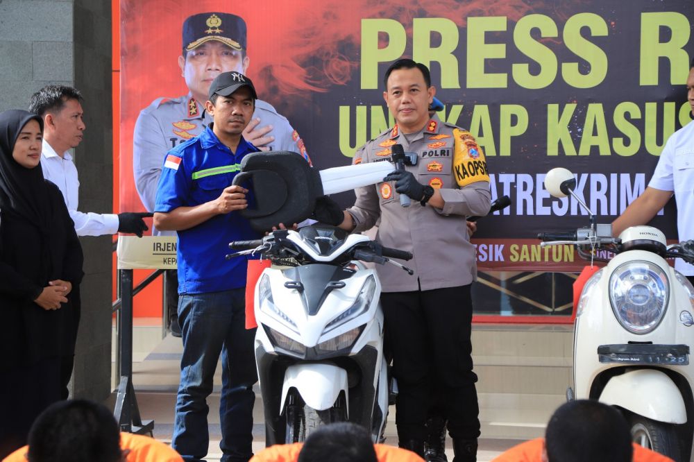 Kapolres Gresik AKBP Adhitya Panji Anom serahkan Ranmor Curian ke pemiliknya