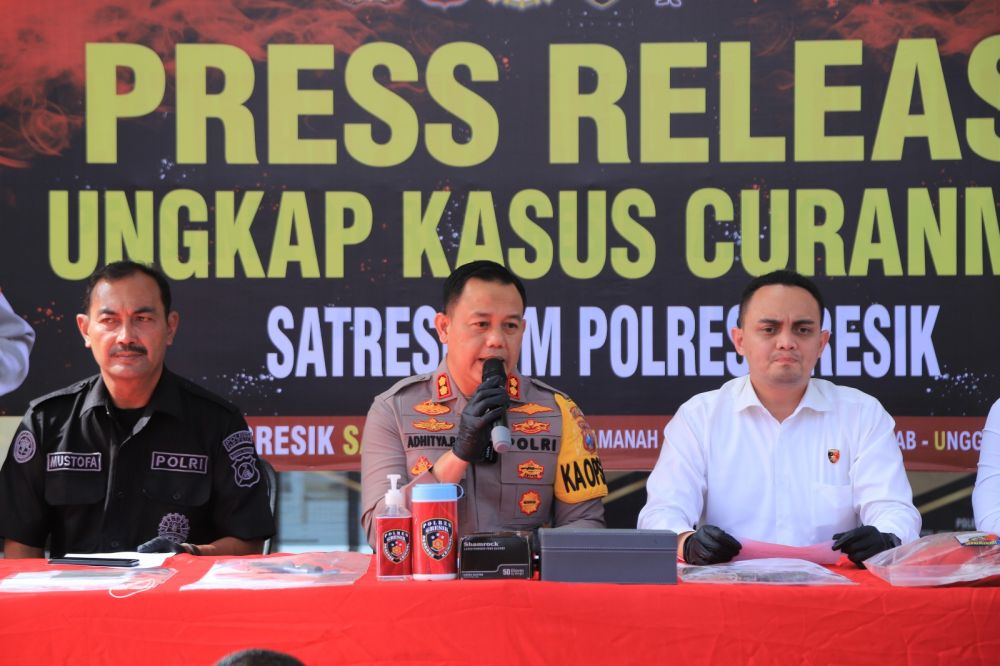Kapolres Gresik AKBP Adhitya Panji Anom didampingi Kasat Reskrim Iptu Aldhino Prima Wirdhan saat ungkap kasus Curanmor