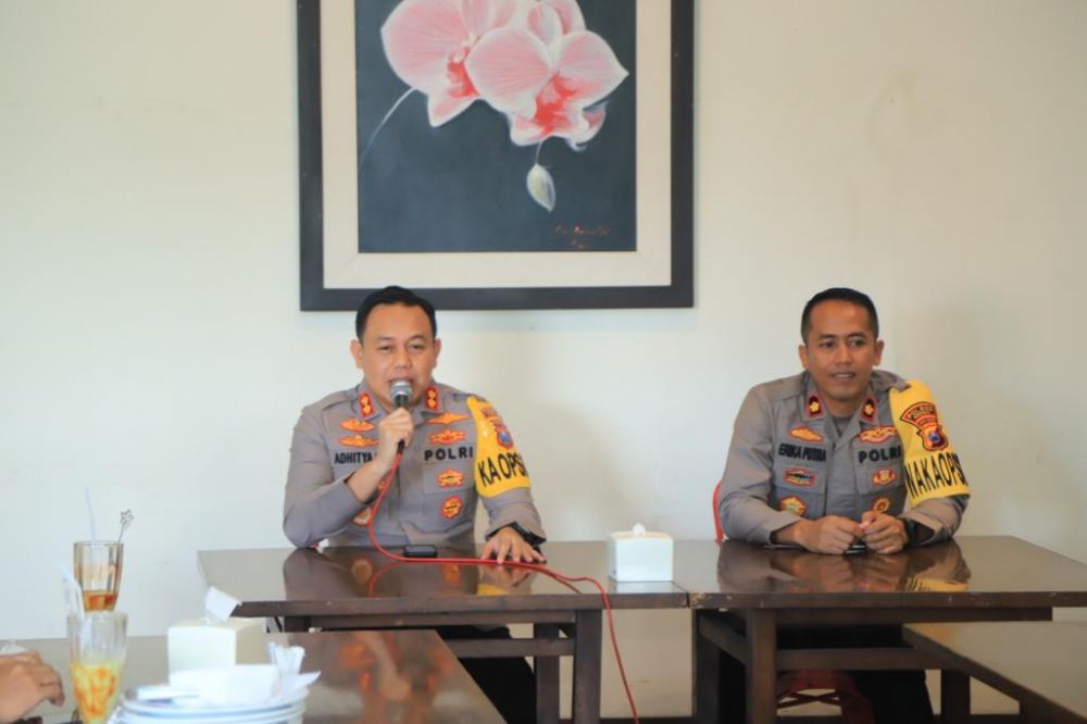 Kapolres Gresik AKBP Adhitya Panji Anom didampingi Wakapolres Gresik Kompol Erika Purnama Putra