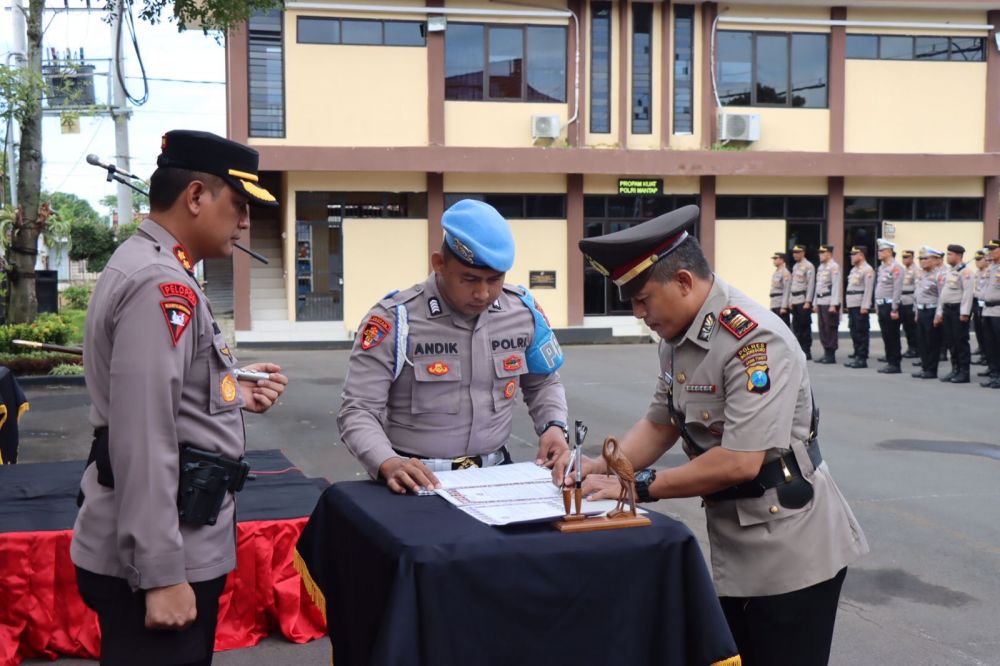 Kapolres Bojonegoro AKBP Rogib Triyanto saat pimpin sertijab Kapolsek Bojonegoro