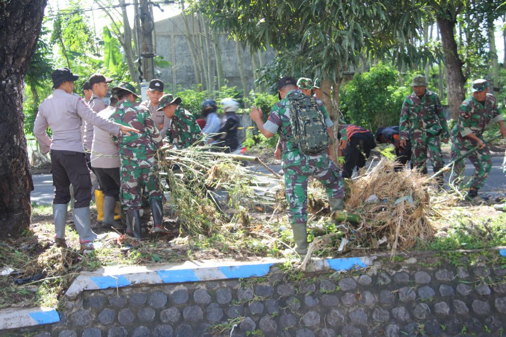 Polres Bondowoso, BPBD, TNI dan warga bersihkan sisa banjir bandang Pancoran