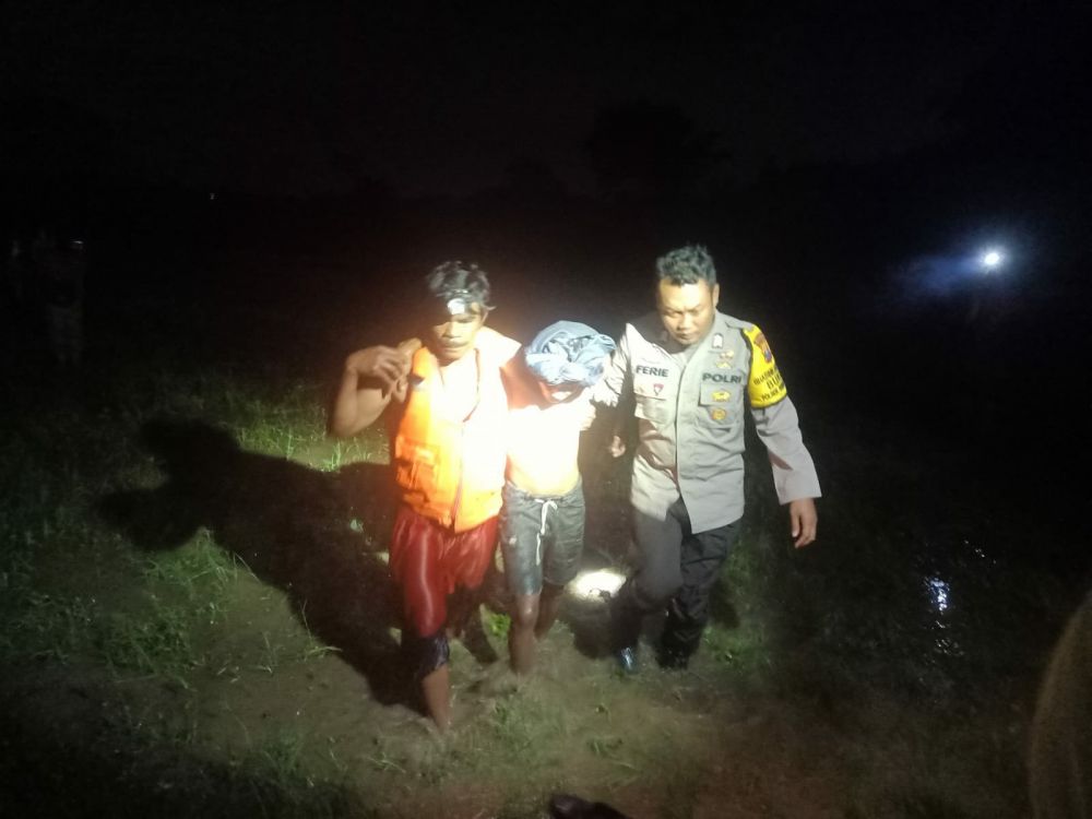 TNI-Polri dan BPBD evakuasi warga terjebak sungai Brantas