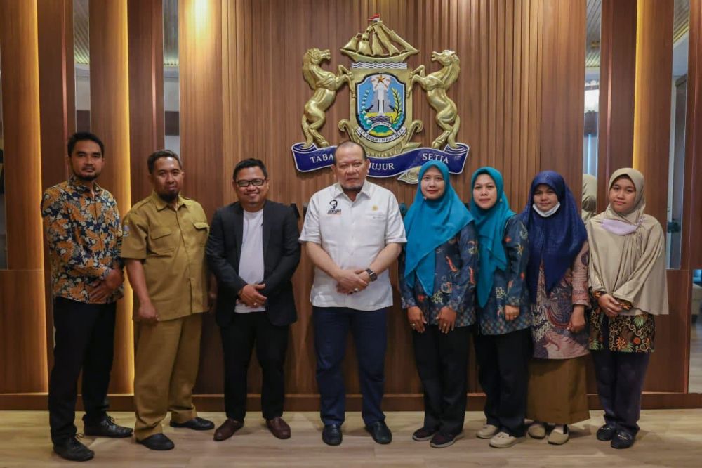 Ketua DPD RI AA LaNyalla Mahmud Mattalitti bersama para guru honorer 