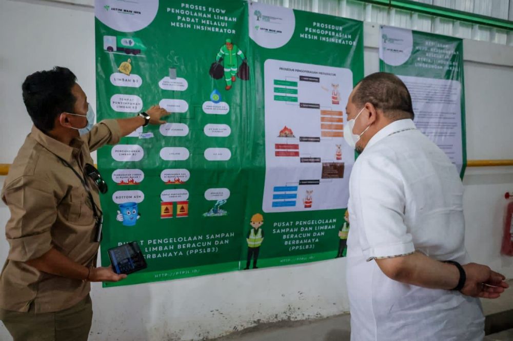Ketua DPD RI AA LaNyalla Mahmud Mattalitti saat tinjau lokasi pengolahan limbah B3