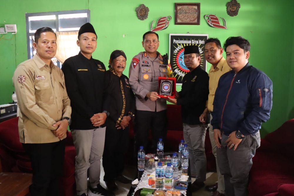 Kapolres Bojonegoro AKBP Rogib Triyanto saat silaturahmi dengan PSHW 