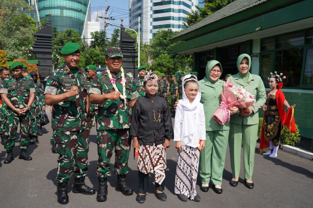 Pangdam V Brawijaya Mayjen TNI Farid Makruf saat kunjungi Korem 084/BJ di sambut Danrem 084/BJ Brigjen TNI Terry Tresna Purnama