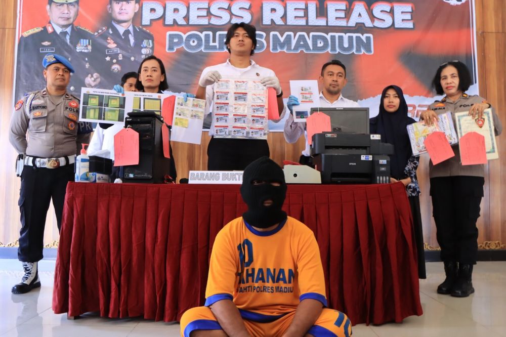 Kasat Reskrim Polres Madiun AKP Danang Eko Abrianto saat ungkap kasus SIM Palsu