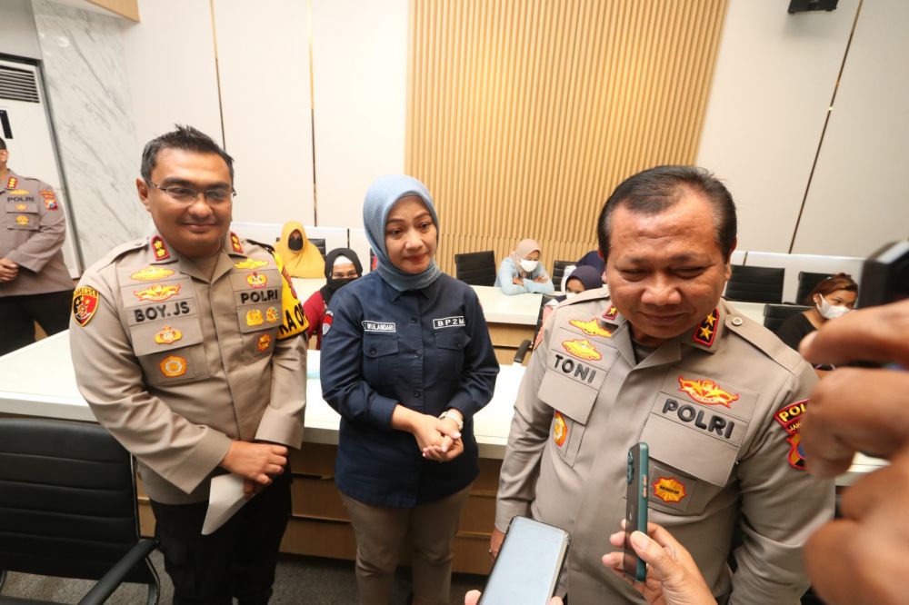 Kapolda Jatim Irjen Pol Dr. Toni Harmanto didampingi Kapolres Lumajang AKBP Boy Jeckson Situmorang saat ungkap kasus PMI ilegal