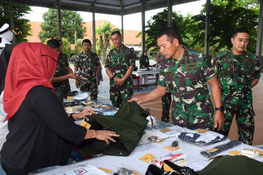 Wadan Kodiklatal Laksamana Muda TNI Rachmad Jayadi saat cek perlengkapan