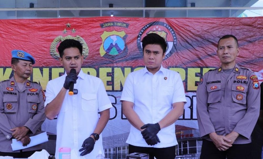 Kasat Reskrim Polres Kediri AKP Rizkika Atmadha Putra saat ungkap kasus peredaran petasan