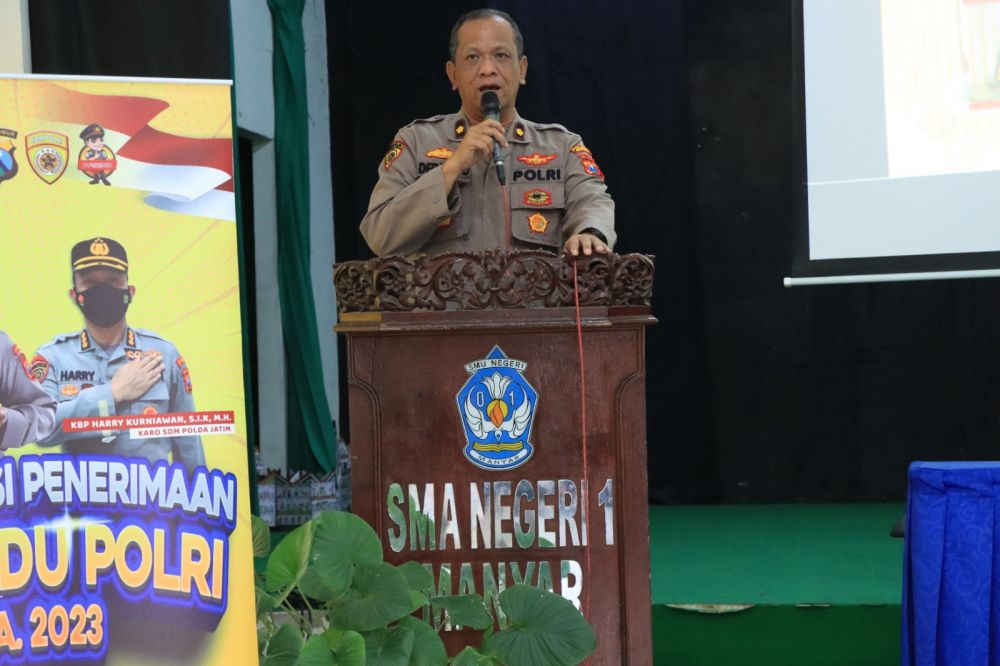 Kabag SDM Kompol Dedik Winardi sosialisasi rekrutmen Polri 2023 di SMA 1 Manyar Gresik