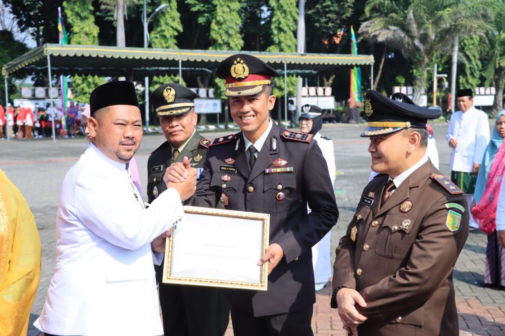 Wakapolres Gresik Kompol Erika Purwana Putra saat terima penghargaan Kamtibmas dari Bupati Gresik Gus Yani