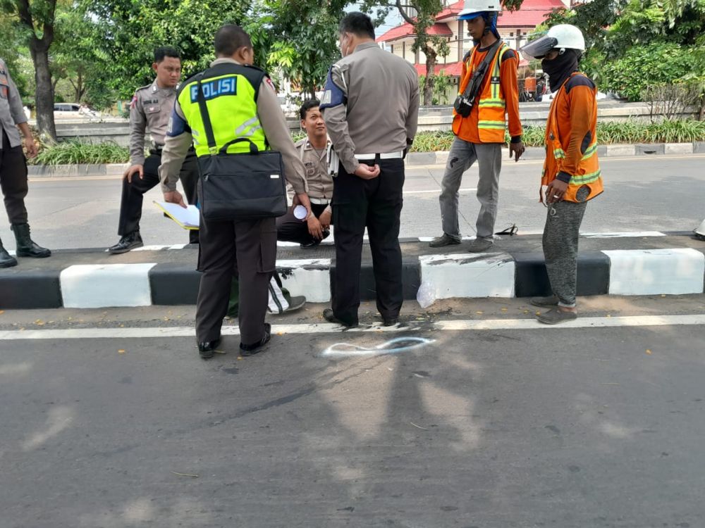 Satlantas Polres Pelabuhan Tanjung Perak gerak cepat tangani Lakalantas di Kedung Cowek