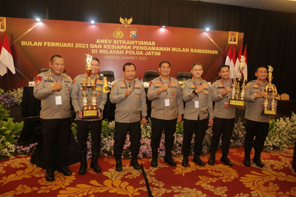 Kapolda Jatim Irjen Pol Dr. Toni Harmanto beri penghargaan Kapolres dan anggota berprestasi