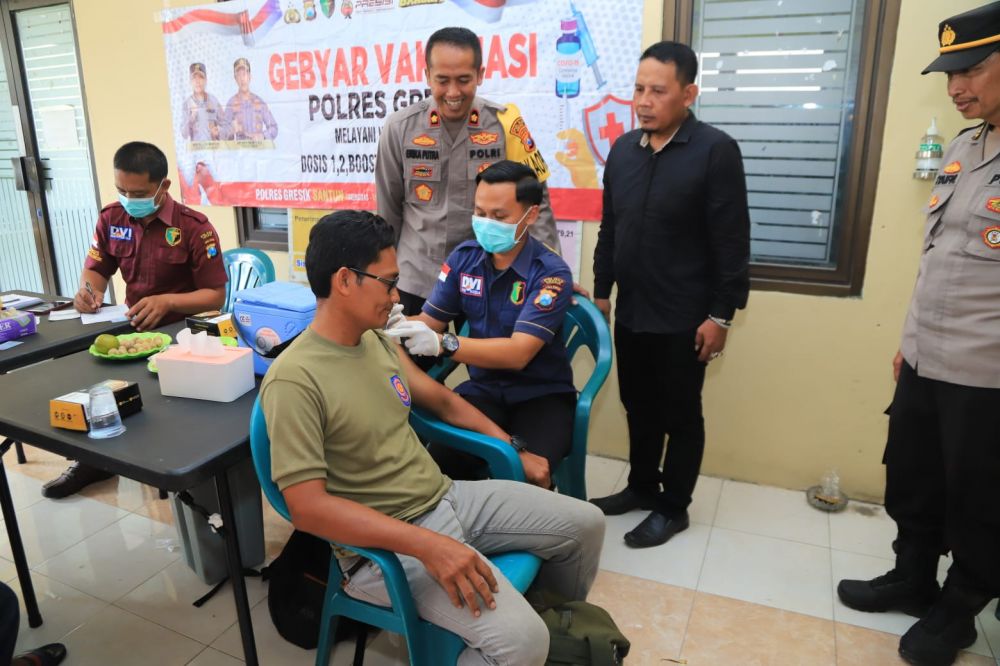 Wakapolres Gresik Kompol Erika Purwana Putra saat tinjau Vaksin