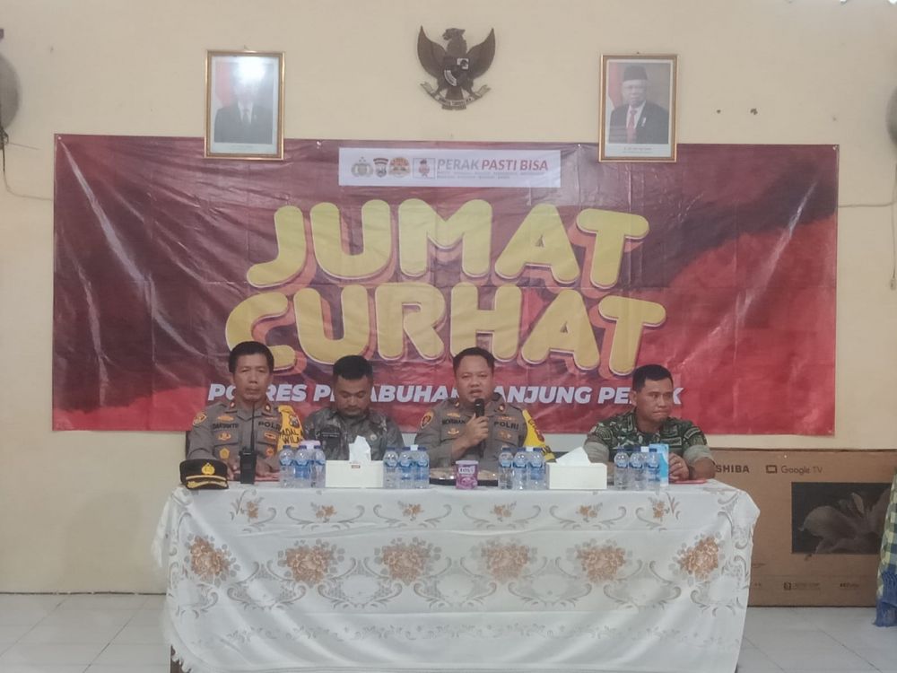 Wakapolres Tanjung Perak Gelar Jum'at Curhat, Dengarkan Keluhan Warga