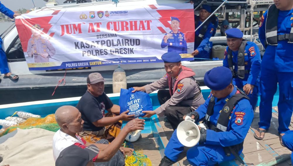 Satpolairud Polres Gresik lakukan Jum'at Curhat ke para nelayan