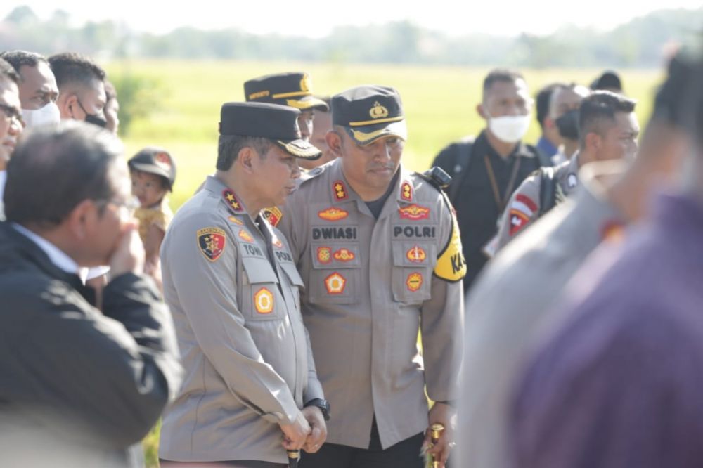 Kapolda Jatim Irjen Pol Dr. Toni Harmanto didampingi Kapolres Ngawi AKBP Dwiasi Wiyatputera saat kunker Presiden RI