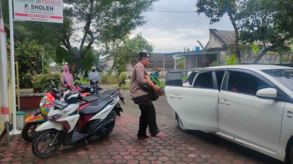 Polres Lamongan peduli warga dengan kunjungan dan antar warga berobat