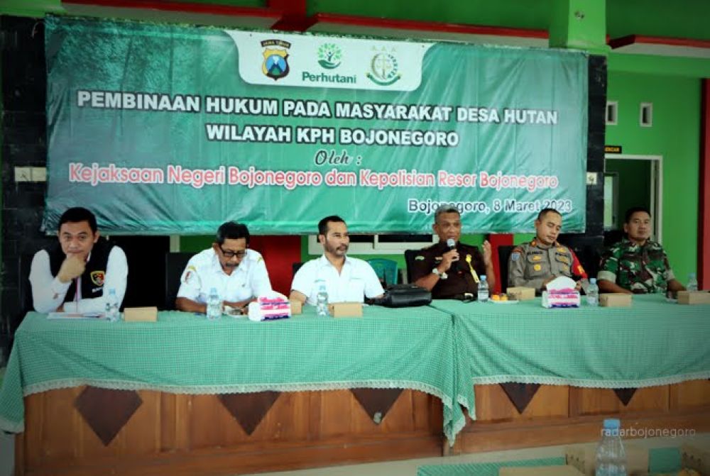 Perhutani KPH Bojonegoro gelar sosialisasi pembinaan hukum ke masyarakat Desa hutan
